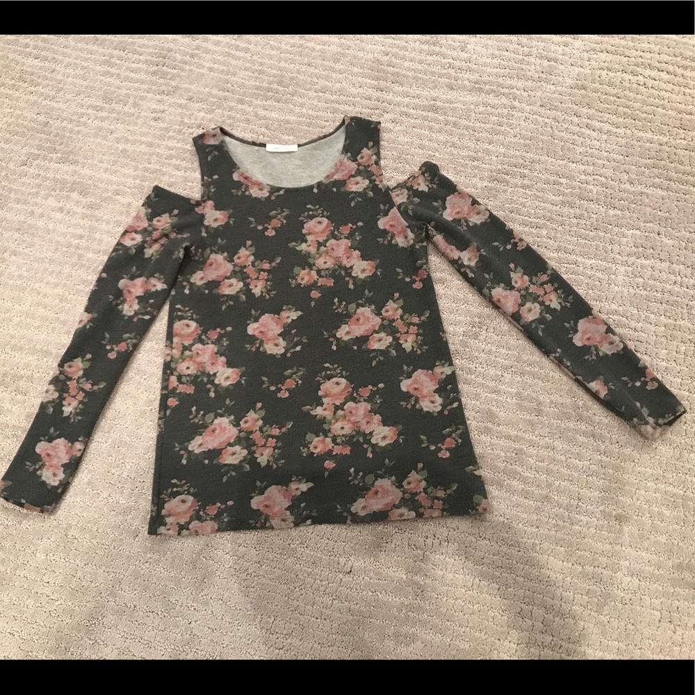 Cold shoulder long sleeved floral tee